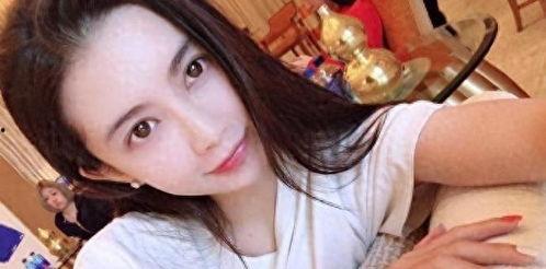 吃瓜捶墙的美女视频大全,吃瓜捶墙美女视频大全，带你领略网络红人的魅力瞬间