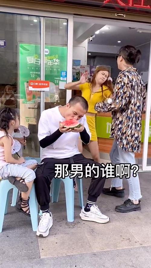 情侣吵架现场吃瓜视频,吃瓜群众围观热议！