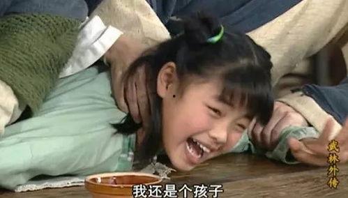 老头吃瓜救女儿视频播放,老父亲吃瓜救女，网友热议孝心与勇气